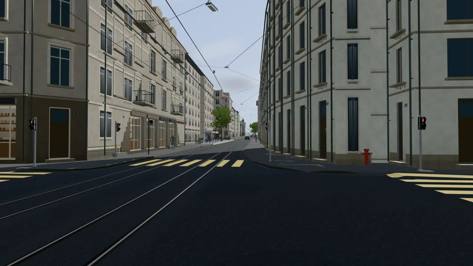 Heute: die Kreuzstrasse auf Augenhöhe mit verputzten Häusern, Läden, Fahrdraht, Ampeln und Fussgängerstreifen